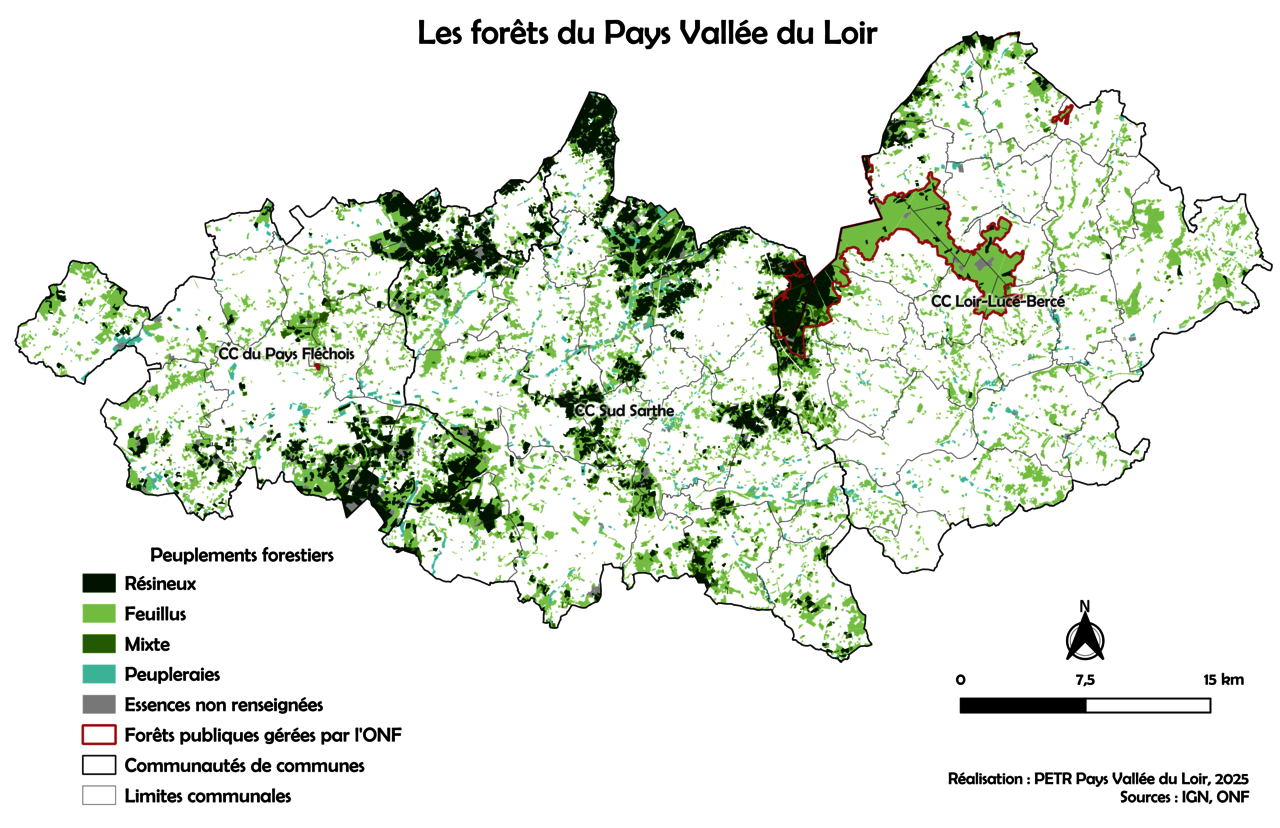 Carte représentant la répartition des types de peuplements forestiers dans une région. Les limites intercommunales sont tracées en noir et les limites communales en gris. Les types de peuplements sont différenciés par des couleurs :  Vert foncé pour les peuplements résineux ;  Vert clair pour les peuplements feuillus  ; Jaune-vert pour les peuplements mixtes  ; Bleu-vert pour les peupleraies  ; Gris pour les zones non renseignées . Une échelle graphique indique les distances de 5 km et 10 km et une rose des vents précise l’orientation nord.