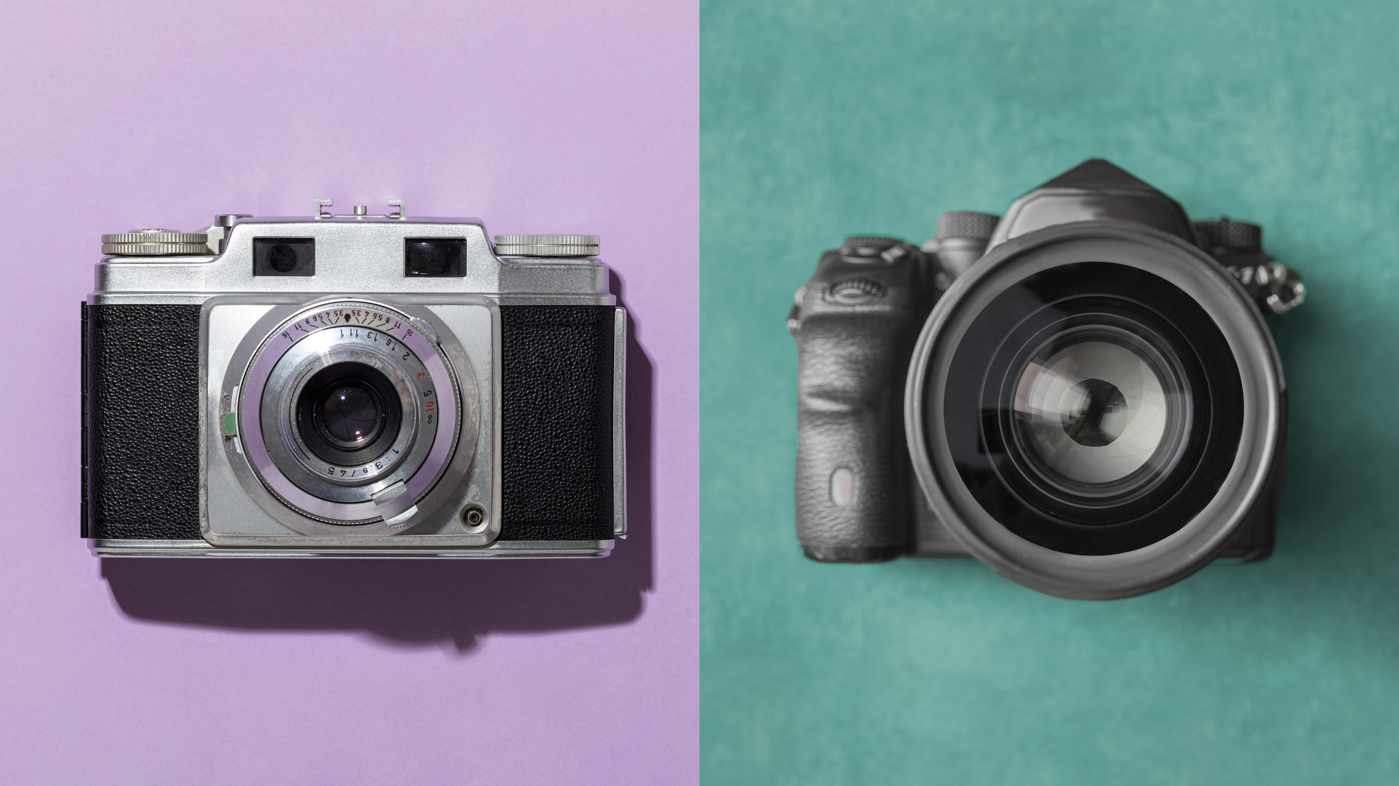 Appareil photo ancien vue de dessus sur fond rose à gauche et appareil photo reflex moderne vue de dessus sur fond turquoise à droite